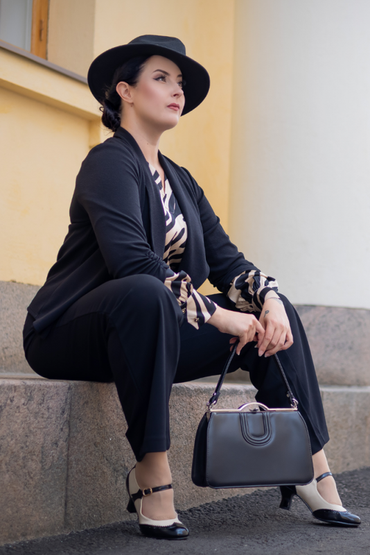 Jakkutakki, MOLLY Musta